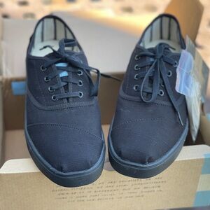 TOMS - The Venice Collection - NEW IN BOX Black/Black Cordones - Mens size 10